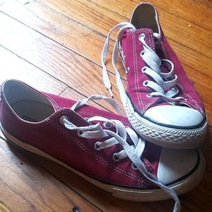 [CONVERSE] Maroon Youth Size 3 Converse Low Tops